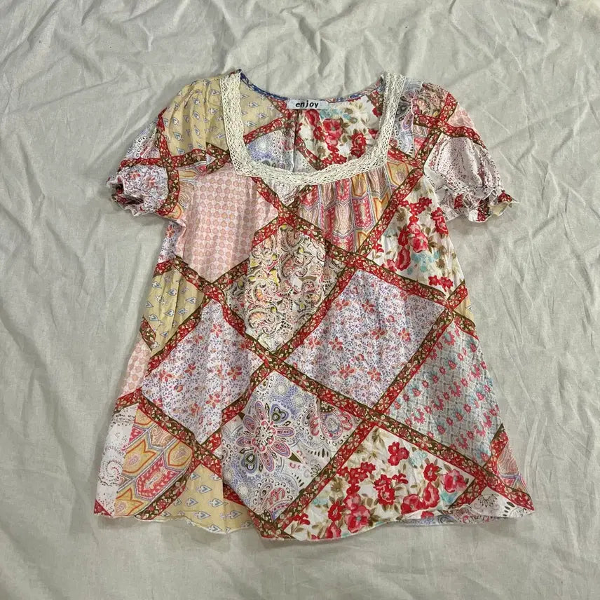 [BUNJANG] Morrigan Hagumi Patchwork Flower Short Sleeve Blouse / 모리걸 하구미 패치워크 플라워 반팔 블라우스
