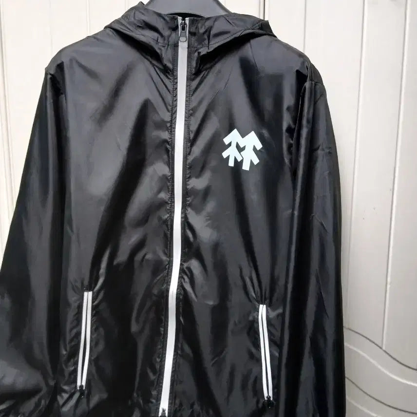 [BUNJANG] Black Hooded Windbreaker Jacket / (새상품)블랙 후드 바람막이 자켓 100