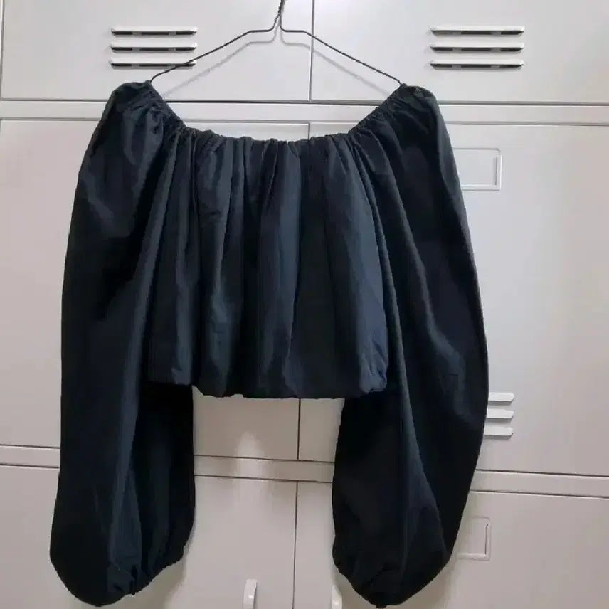 [BUNJANG] Square Neck Off-Shoulder Banding Cropped Blouse - Black / 스퀘어넥 오프숄더 밴딩 크롭 블라우스 - 블랙