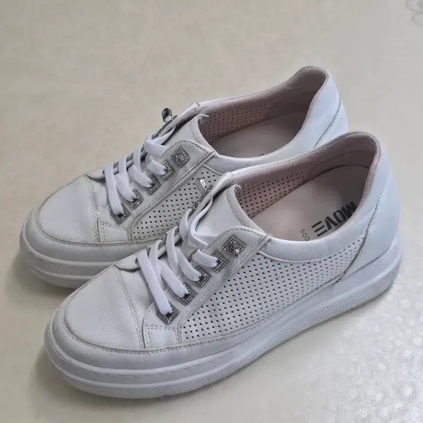 [BUNJANG] SODA MOVE White Sneakers with Punching and Cubic Decorations / 소다 MOVE 흰색 스니커즈 펀칭 큐빅 장식