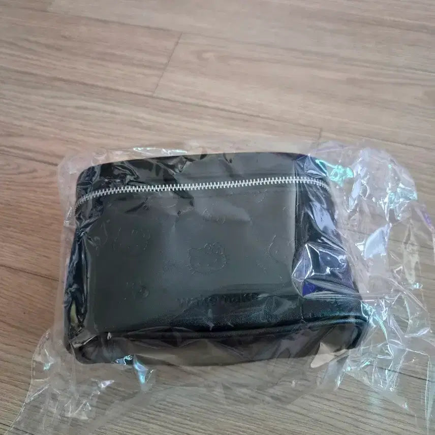 [BUNJANG] WakeMake x Hello Kitty Collaboration Pouch Black (Sealed) / 미개봉)웨이크메이크 X 헬로키티 파우치 블랙