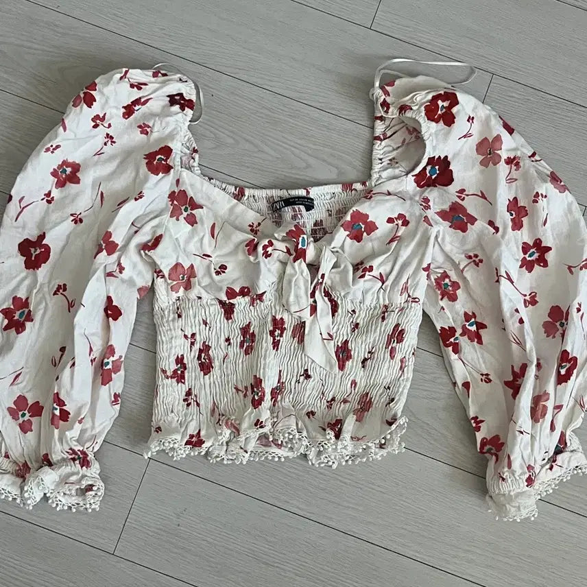 [BUNJANG] Zara Floral Off-Shoulder Cropped Blouse / 자라 꽃 오픈숄더 흰색 크롭 블라우스 새상품 / 휴가 바캉스룩