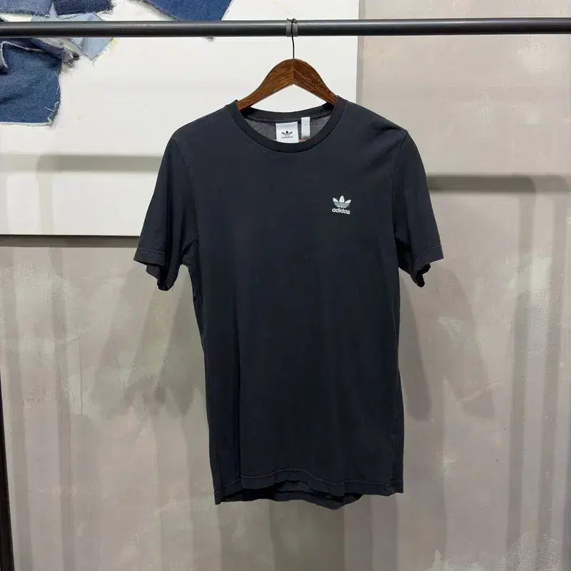 [BUNJANG] Adidas Casual Street Logo Embroidered Short-Sleeve T-Shirt / (95) 아디다스 캐주얼 스트릿 로고 자수 반팔 티
