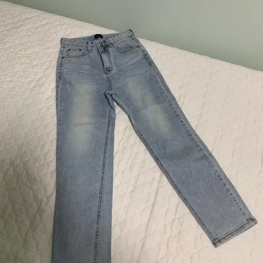 [BUNJANG] Light Wash Denim Slim Straight Leg Jeans / 연청 데님 일자핏 슬림 청바지