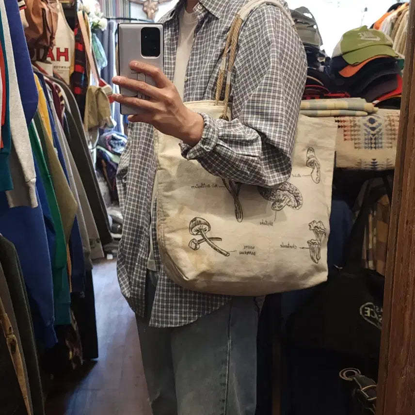 [BUNJANG] Hand-Drawn Vintage White Mushroom Duffle Tote Bag / 핸드 드로잉 빅토트 캔버스 빈티지 더플백 리메이크 화이트 머쉬룸