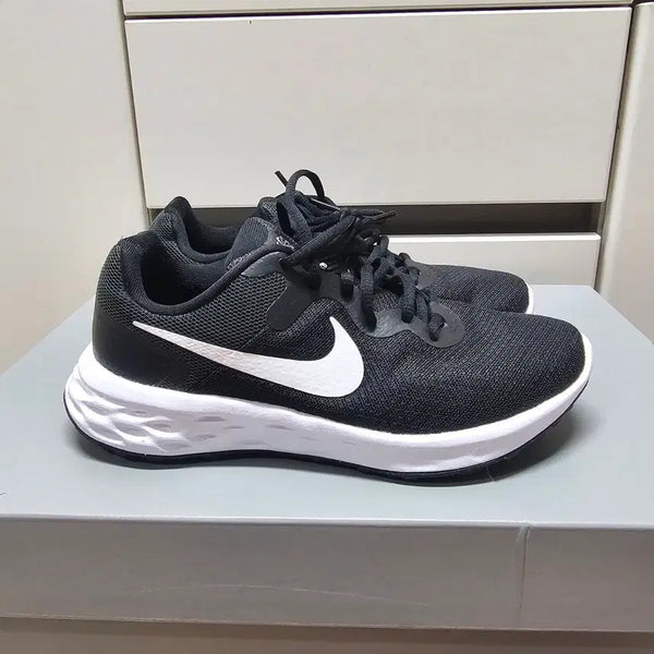 [BUNJANG] Nike Revolution 6 Running Shoes - Black/White / 245나이키 레볼루션6 런닝화 -972