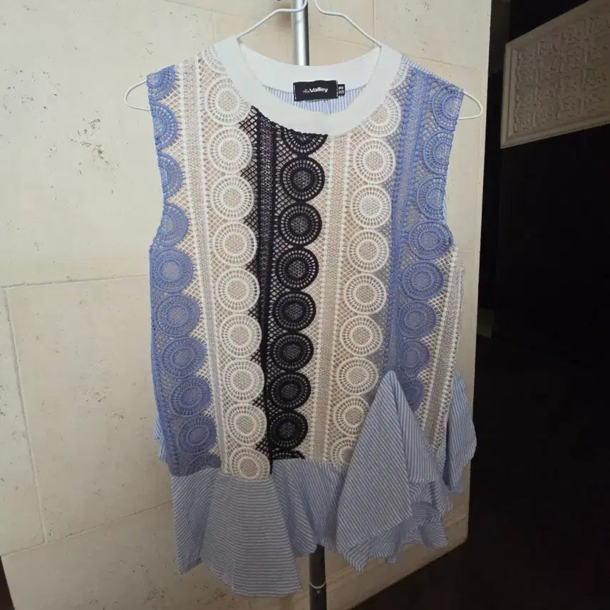 [BUNJANG] Miss Valley Flower Sleeveless Top / 미스밸리 플라워 민소매 나시