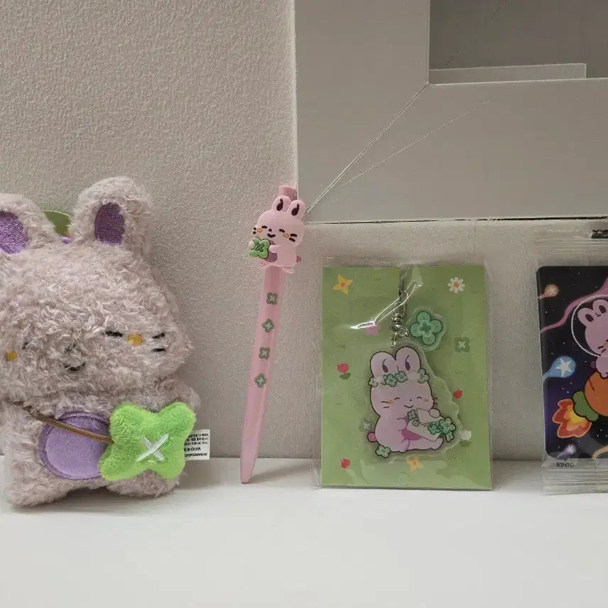 [BUNJANG] Pixelie Soohyun Set (Plush Keychain, Acrylic Keychain, Pen, Photocard) Sealed / 픽셀리 수현 세트(인형키링, 아크릴키링, 볼펜) 미개봉 새상품