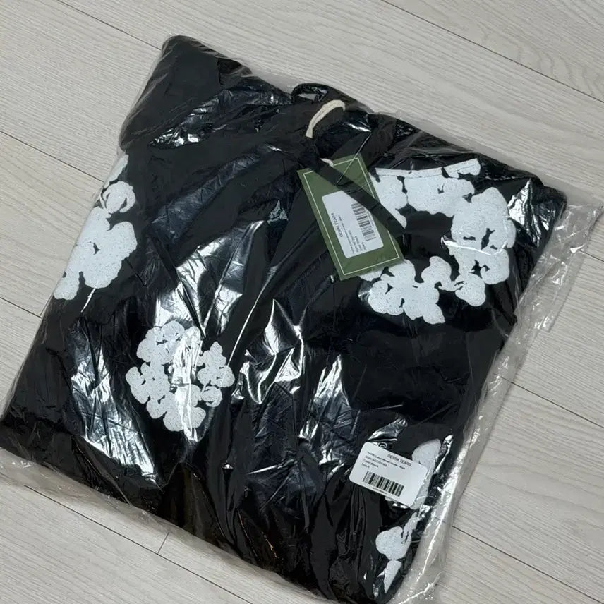 [BUNJANG] Denim Tears Cotton Wreath Hoodie Black S (Sealed) / 데님티어스 후드티 블랙s 미개봉 새상품