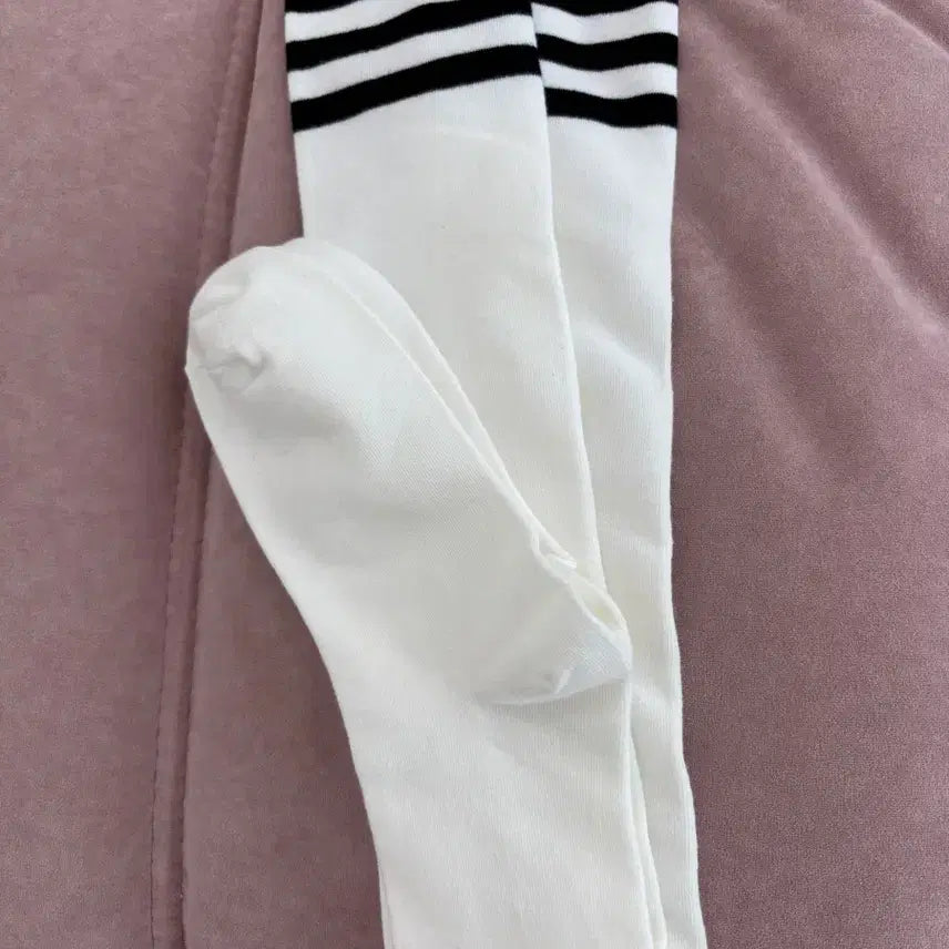 [BUNJANG] White Three-Stripe Knee-High Socks / 흰색 삼선 니삭스