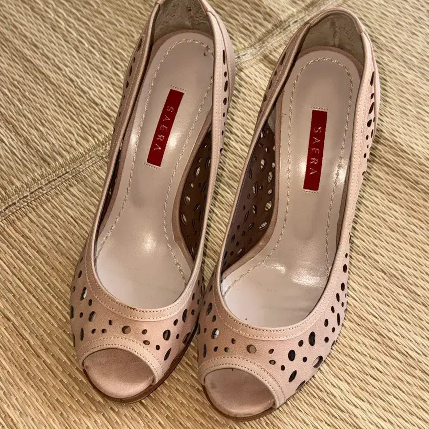 [BUNJANG] SAERA Women's Perforated Open-Toe Heel Pumps Beige / SAERA 세라 펀칭 오픈토 힐 펌프스 베이지 색상