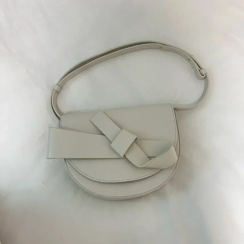 [BUNJANG] Ostkaka Ribbon Crossbody Bag White / 오스트카카 리본 크로스백 화이트