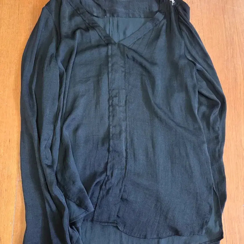 [BUNJANG] ZARA BASIC V-Neck Studded Black Shirt - Size S / ZARA BASIC 블랙 셔츠 S사이즈