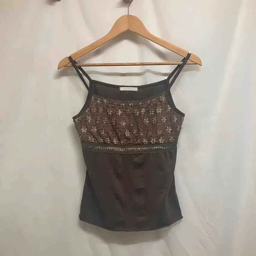 [BUNJANG] Brown Flower Embroidery Sleeveless Top / 브라운 플라워 자수 디테일 슬리브리스