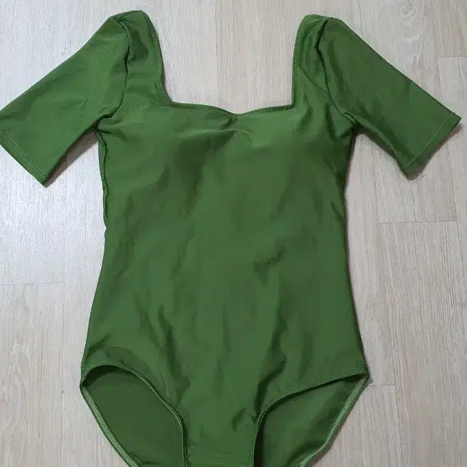 [BUNJANG] Modern Square Neck Short Sleeve Swimsuit (New) / 모던한 스퀘어넥 반팔 수영복 (새상품)
