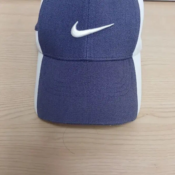[BUNJANG] Nike Navy/White Swoosh Embroidered Baseball Cap / 전면에 흰색 스우시 자수가 새겨진 나이키(Nike)의 네이비/화이트 모자