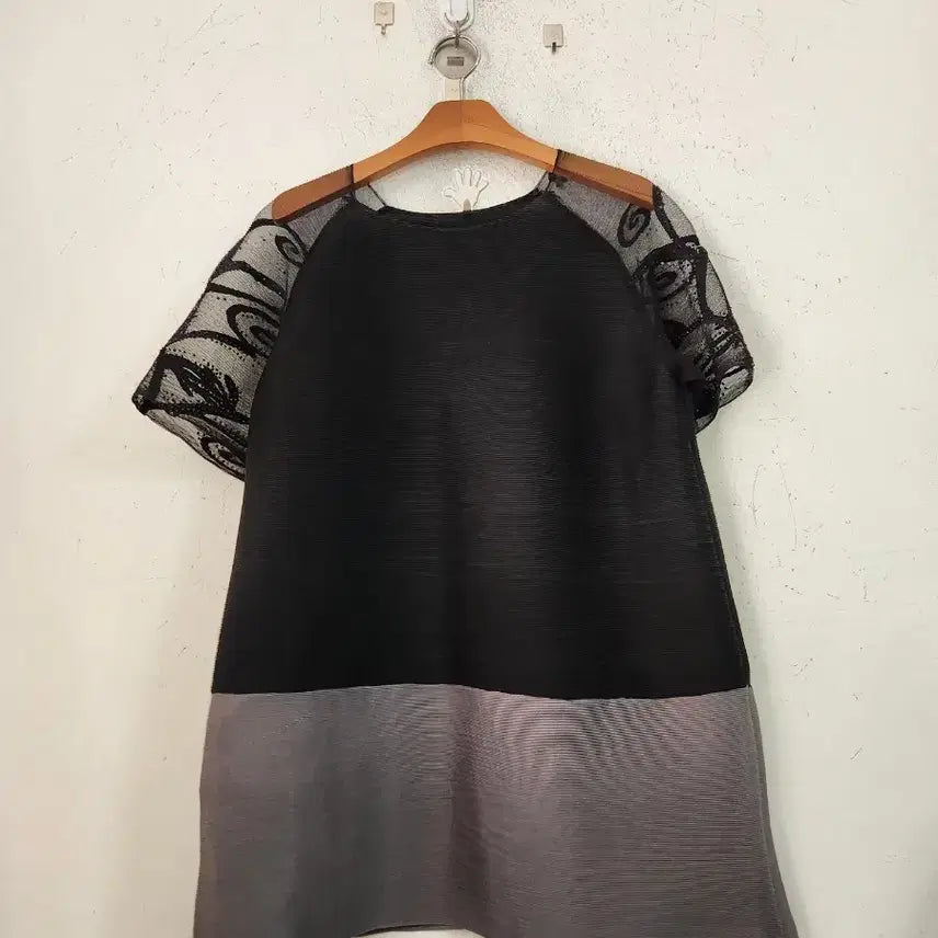 [BUNJANG] Pleated Lace Sleeve Black Shirt / 플리츠레이스 소매 블랙 셔츠