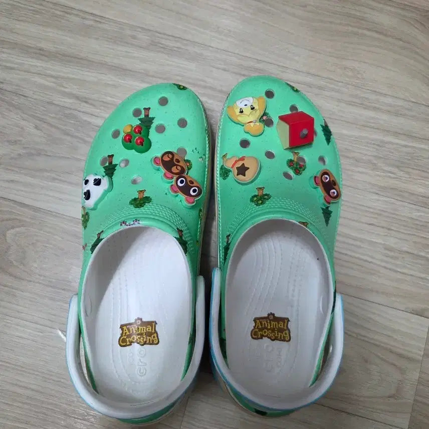 [BUNJANG] Animal Crossing Edition Crocs (Size 260) / 동물의 숲 크록스 260