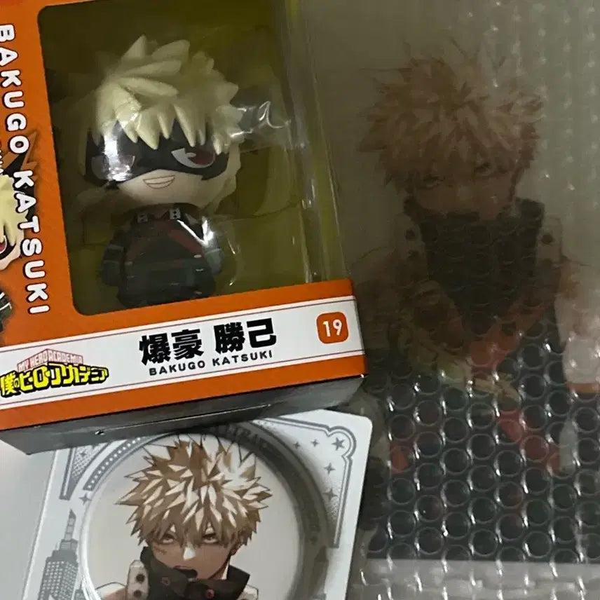[BUNJANG] Bakugo Megal Arc Acrylic Stand & Can Badge Bundle / 바쿠고 메가아크릴 유라유라 캔뱃지 일괄판매