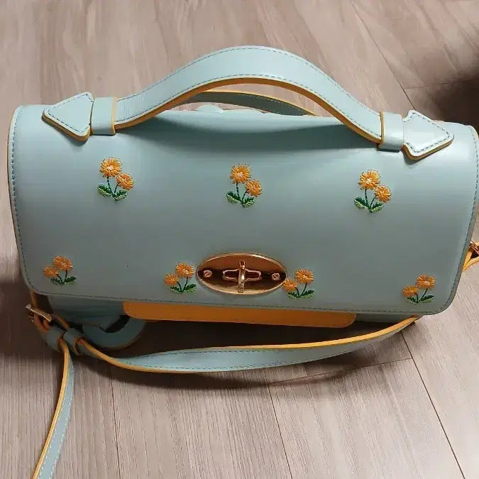[BUNJANG] Oui Oui Embroidered Sky Blue Shoulder Bag Crossbody / OUI OUI 꽃 자수 스카이블루 숄더백 크로스