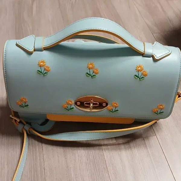[BUNJANG] Oui Oui Embroidered Sky Blue Shoulder Bag Crossbody / OUI OUI 꽃 자수 스카이블루 숄더백 크로스