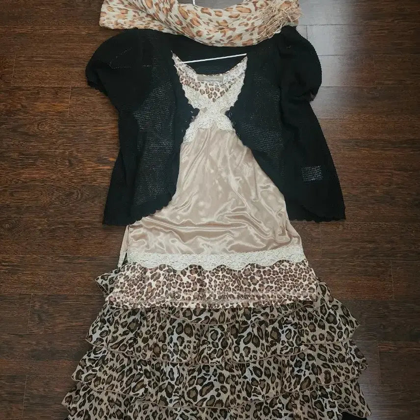 [BUNJANG] Y2K Leopard Print Skirt and Cardigan Set / 선가든파티미라이클립y2k갸루호피와이즈걸코코모리크루빈티지미코하우스키루큐