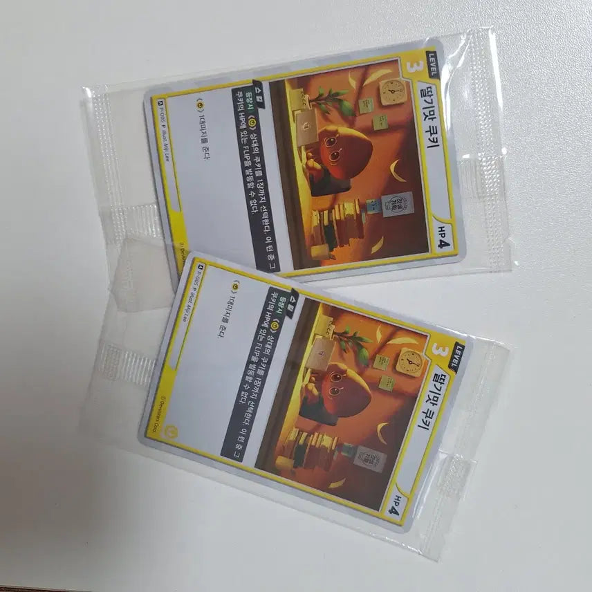 [BUNJANG] Cookierun Braveverse Strawberry Cookie Card Set (2 pcs) / 쿠키런 브레이버스 딸기맛 쿠키 카드 2개