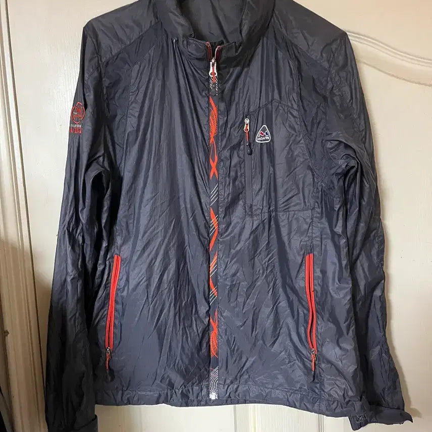 [BUNJANG] Montagne Women's Windbreaker Jacket Black / 몬타뉴 바람막이 자켓 블랙