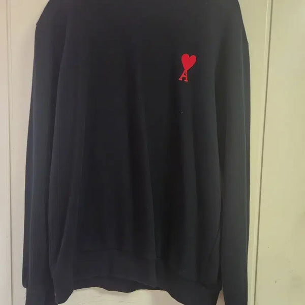 [BUNJANG] AMI Small Heart Black Sweatshirt / 아미 스몰 하트 블랙 맨투맨