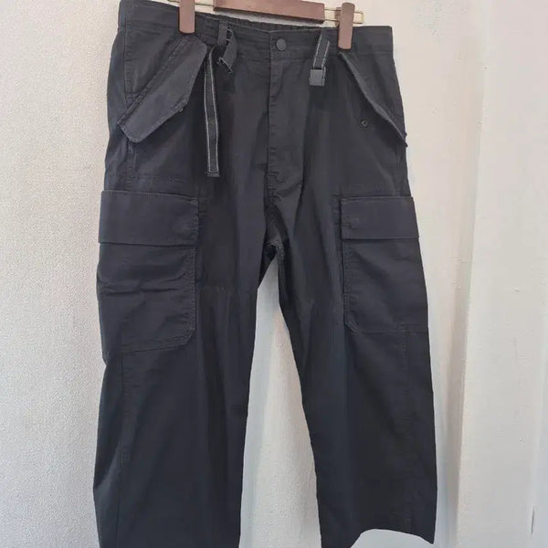 [BUNJANG] Levi's Black 7-Part Cargo Pants / 리바이스 블랙 컬러 7부 카고 바지