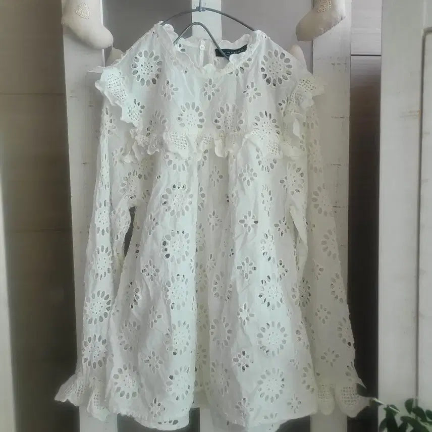 [BUNJANG] Zara White Eyelet Lace Blouse / 자라 화이트 아일렛 레이스 블라우스s
