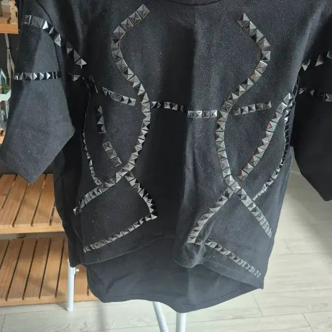 [BUNJANG] Black Studded Short Sleeve T-Shirt / 블랙 스터드 반팔 티셔츠