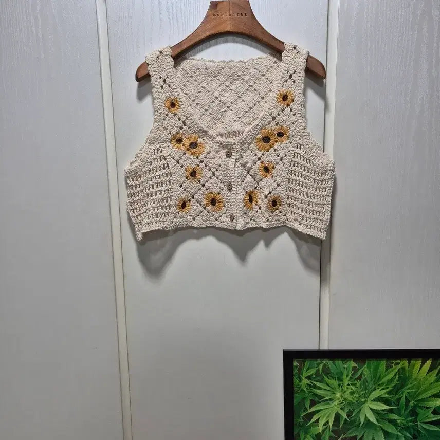 [BUNJANG] Sunflower Crochet Vest Beige / (세일)(새상품)해바라기 크로셰 뜨개 조끼 베이지