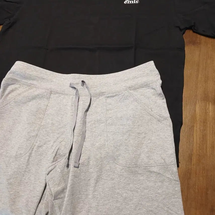 [BUNJANG] Emis Half Sleeve T-shirt and Shorts Set / emis 반팔 티셔츠 + 반바지 세트