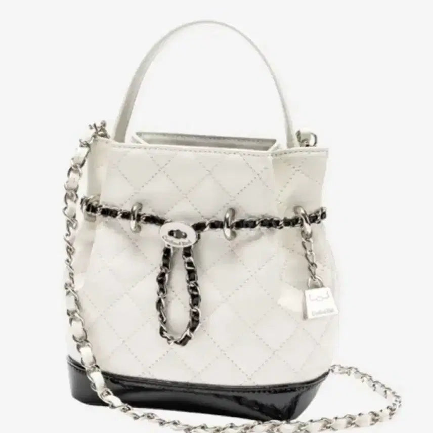 [BUNJANG] Cardinal Red Quilted Shoulder Bag with Black Accents / 카디널레드 벨백 믹스