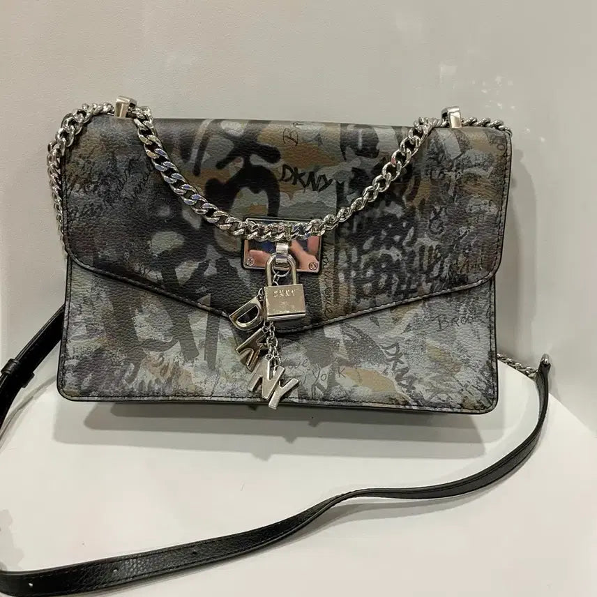 [BUNJANG] DKNY Graffiti Chain Shoulder Bag / DKNY 그래피티 체인 숄더백
