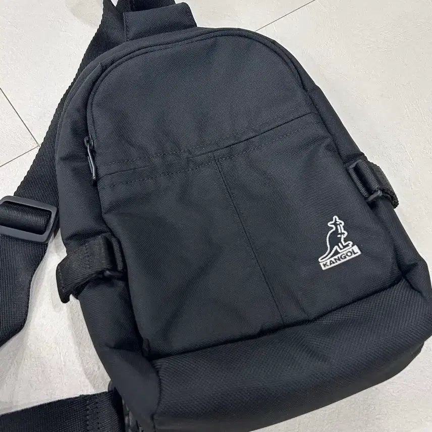 [BUNJANG] Kangol Angle Sling Bag Black / 캉골-앵글 슬링백 1213