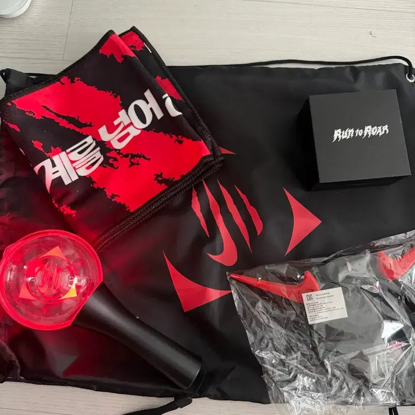 [BUNJANG] Nike Run to Roar Cheer Set - Lightstick, Lanyard, Gym Bag, Headband / Nike / run to roar / 응원봉,목걸이,짐백,머리띠