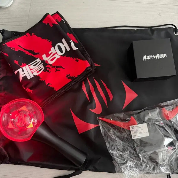 [BUNJANG] Nike Run to Roar Cheer Set - Lightstick, Lanyard, Gym Bag, Headband / Nike / run to roar / 응원봉,목걸이,짐백,머리띠