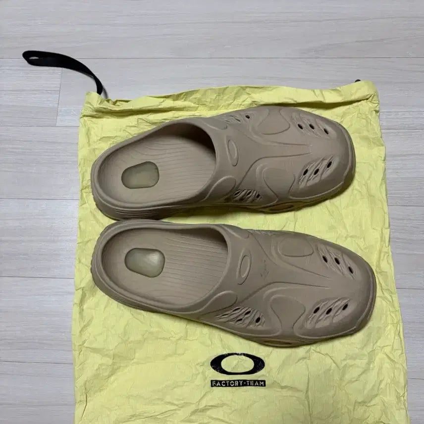 [BUNJANG] Oakley Factory Pilot Mule Fargro Beige US 9.5 / OAKLEY 팩토리팀 뮬 파구로(275mm)