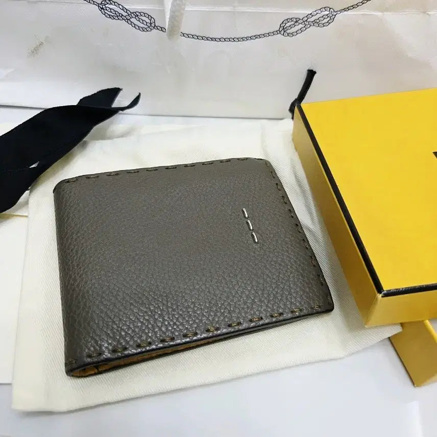 [BUNJANG] Fendi Men's Bifold Wallet / 펜디 명품 지갑[영상있음] / 신세계 백화점 강남점구매