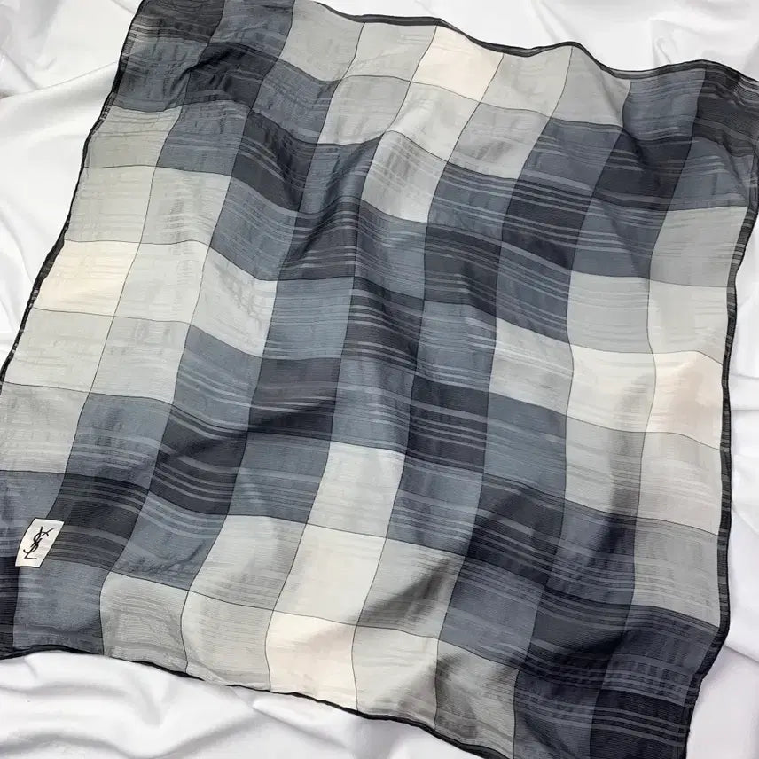 [BUNJANG] Yves Saint Laurent Square Grey Scarf / [OS/정품] 입생로랑 스퀘어 그레이 스카프