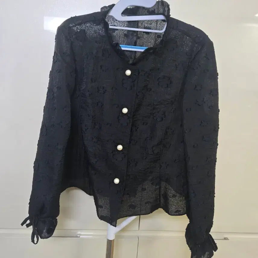 [BUNJANG] Black Flower Embroidered Blouse with Pearl Buttons / 블랙 플라워 자수 블라우스