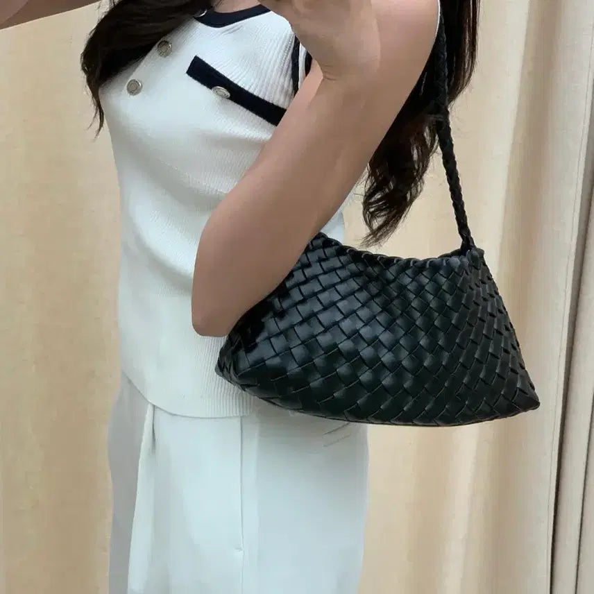 [BUNJANG] Treccia Woven Shoulder Bag Black (Includes Inner Bag) / 트레치아 숄더백 위빙백 블랙 (이너백 포함)