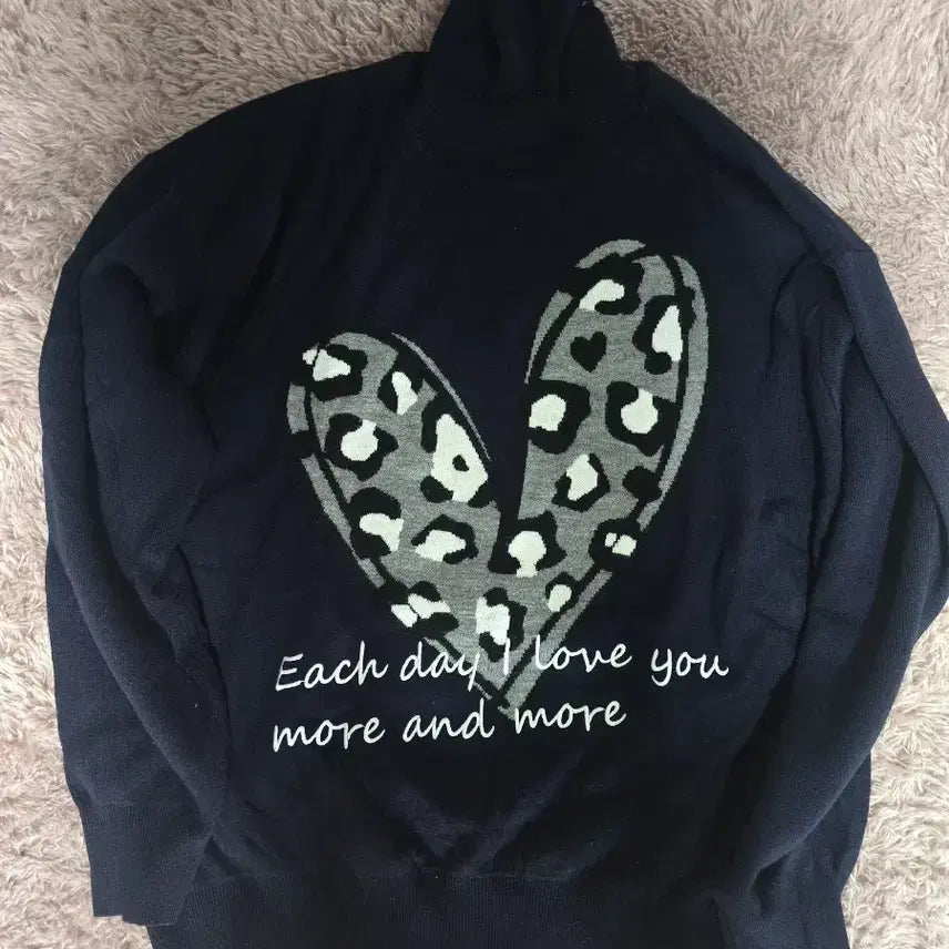 [BUNJANG] Heart Leopard Turtleneck Knit Navy M / 하트 레오파드 터틀넥 니트 네이비 M 팝니다