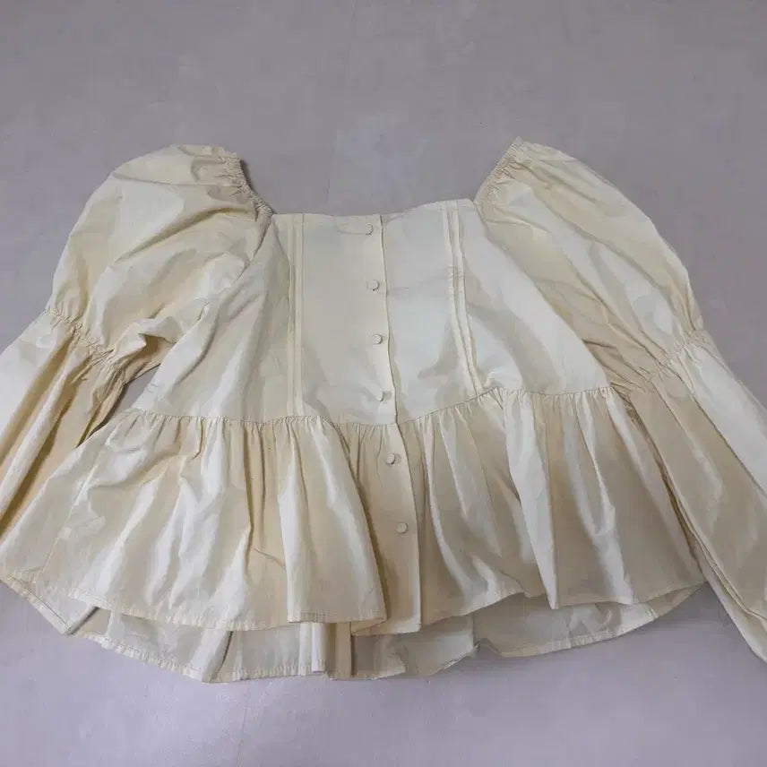 [BUNJANG] Ivory Puff Blouse Long Sleeve Shirring / 아이보리 퍼프 블라우스 긴팔 셔링
