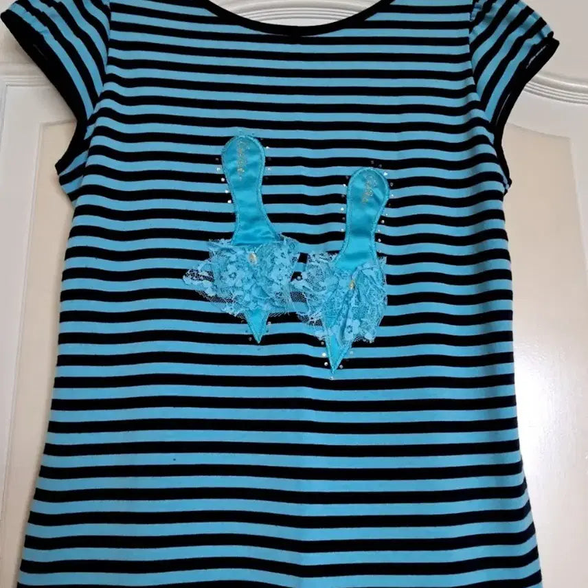 [BUNJANG] Blue Stripe T-shirt with Sandal Charm / 블랙/블루 스트라이프 샌들 장식 티셔츠