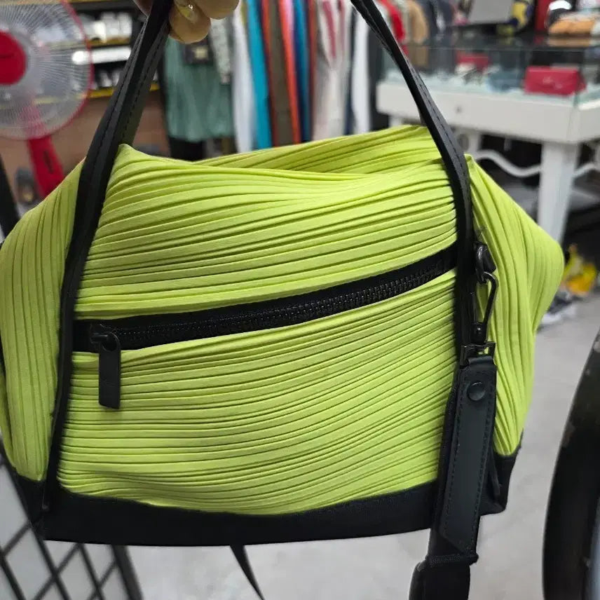[BUNJANG] Pleats Please Issey Miyake Two-Way Boston Bag (Neon Yellow/Lime) / [정품] 플리츠플리즈 이세이미야케 투웨이 보스턴백 (네온 옐로우/라임)