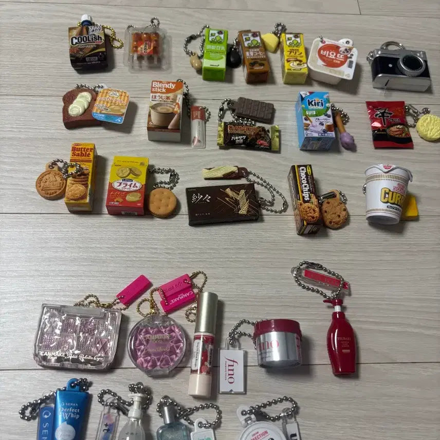 [BUNJANG] Miniature Gachapon Keychain Charms / 미니어쳐 가챠 키링 브랜드