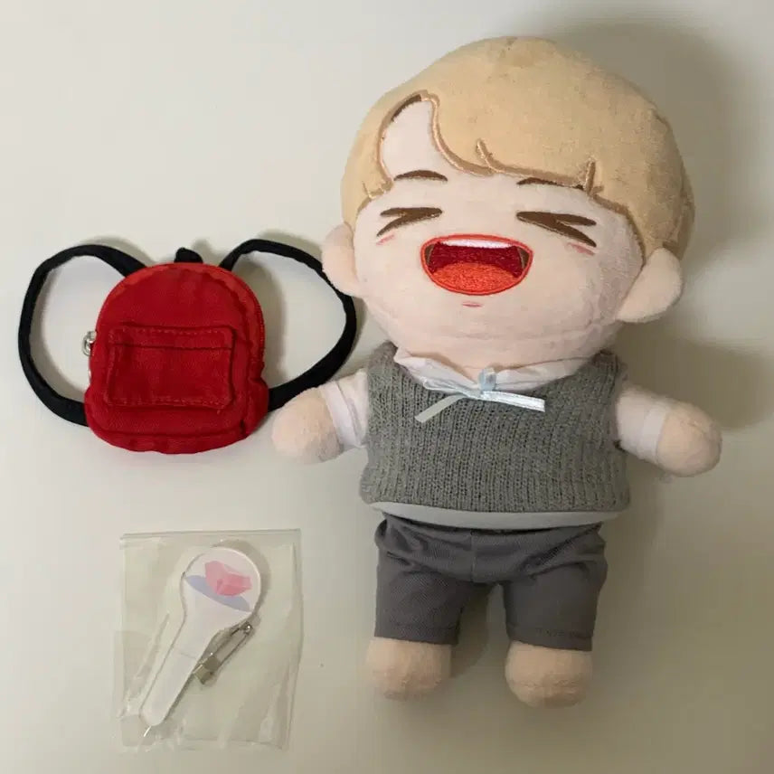 [BUNJANG] SEVENTEEN Woozi Kkyareuk Woozi Doll + Carat Bong Badge / 세븐틴 우지 인형 꺄륵우지 + 캐럿봉 배지